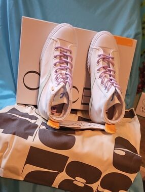 Oncept  White Sneakers with Lilac Laces